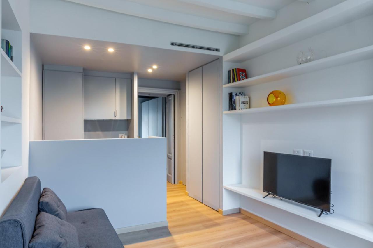 Easylife - Milano - Ferrari 9 - Navigli, Milan